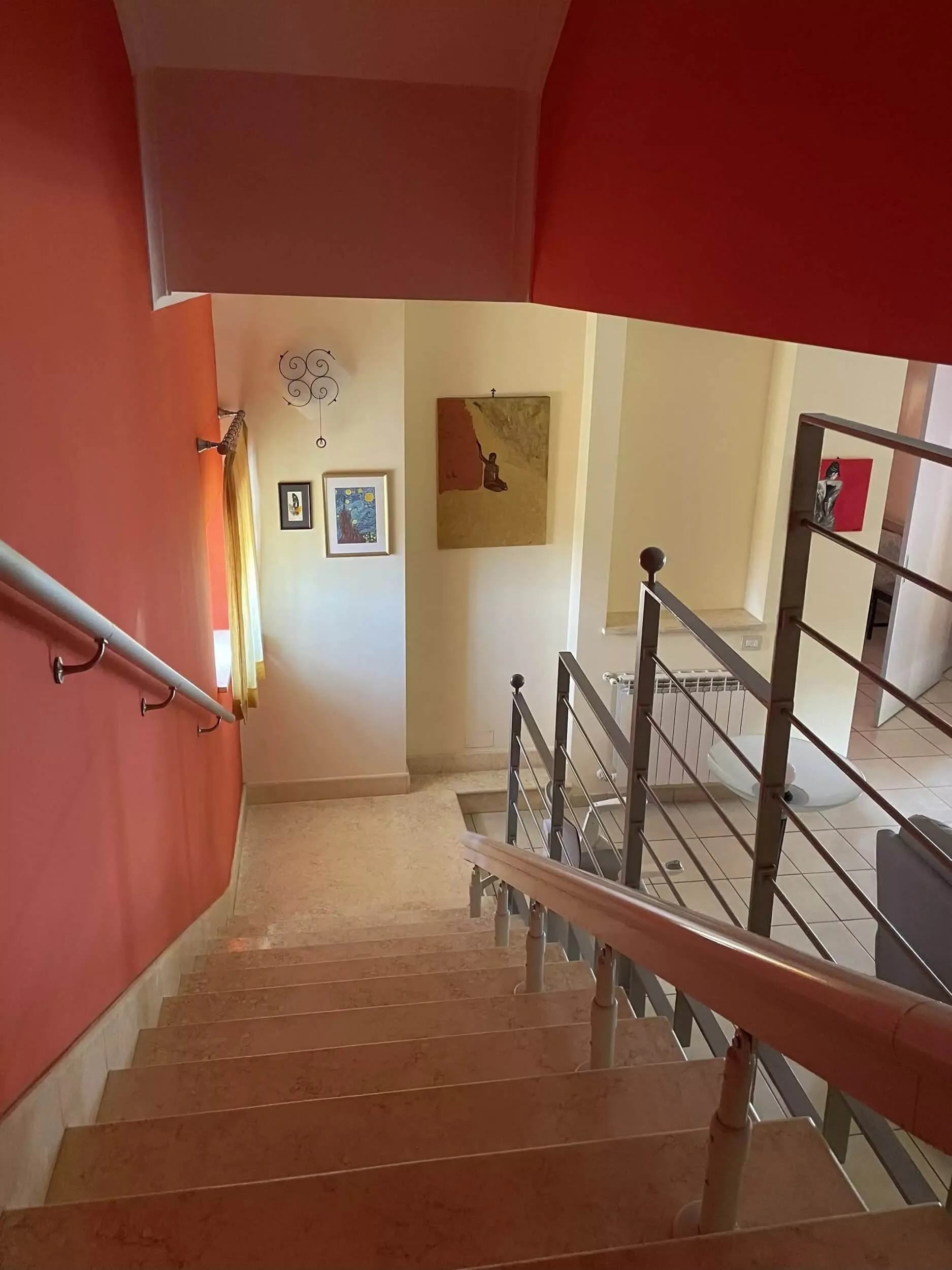La scala che porta al piano superiore